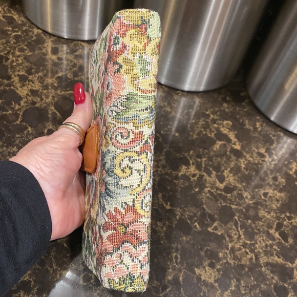 Tapestry Faux Leather trifold wallet with checkbook and kisslock Vintage EUC - Picture 3 of 14